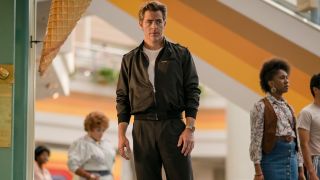 A bewildered Chris Pine stands in the middle of an '80s mall in Wonder Woman 1984.