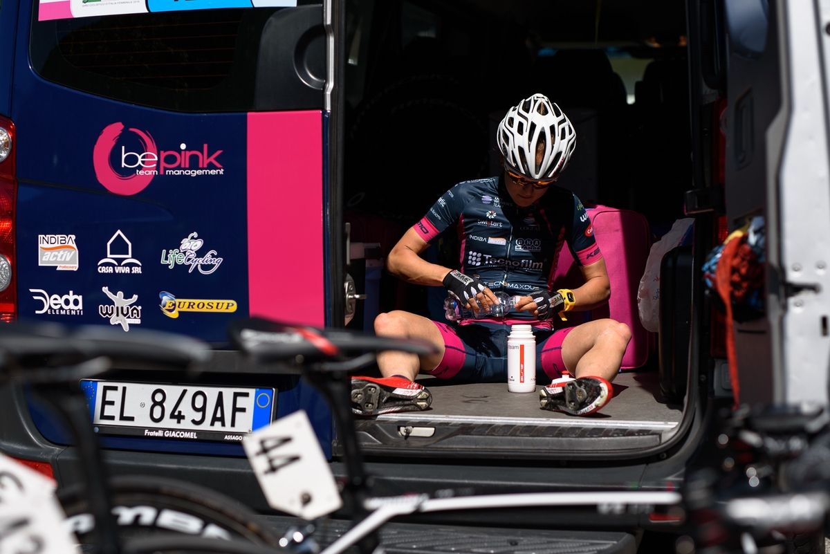 Mixing drinks with Lex Albrecht (BePink) at Giro Rosa 2016 - Stage 5.