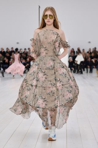 Geblümtes Kreiskleid bei Loewe für die Paris Fashion Week Frühling Sommer 2025