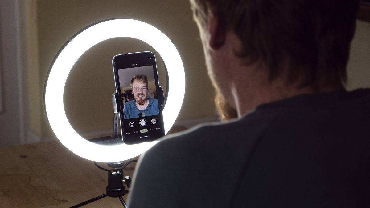 This cheap Amazon 'Ring Light For Phone' offers amazing bang for your