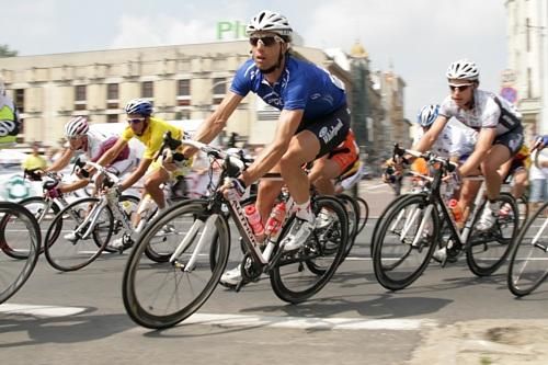 Danilo Hondo in blue followed by Matthias Friedemann.