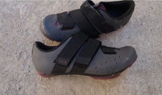 Image shows the Fizik Terra Powerstrap X4 which are some of the best gravel bike shoes