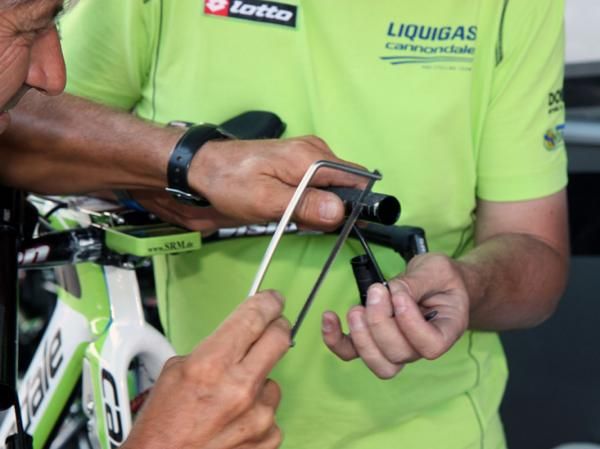 Liquigas-Cannondale mechanics were feverishly making last minute tweaks to Ivan Basso's new Cannondale Slice. In the end, he used his old one instead.