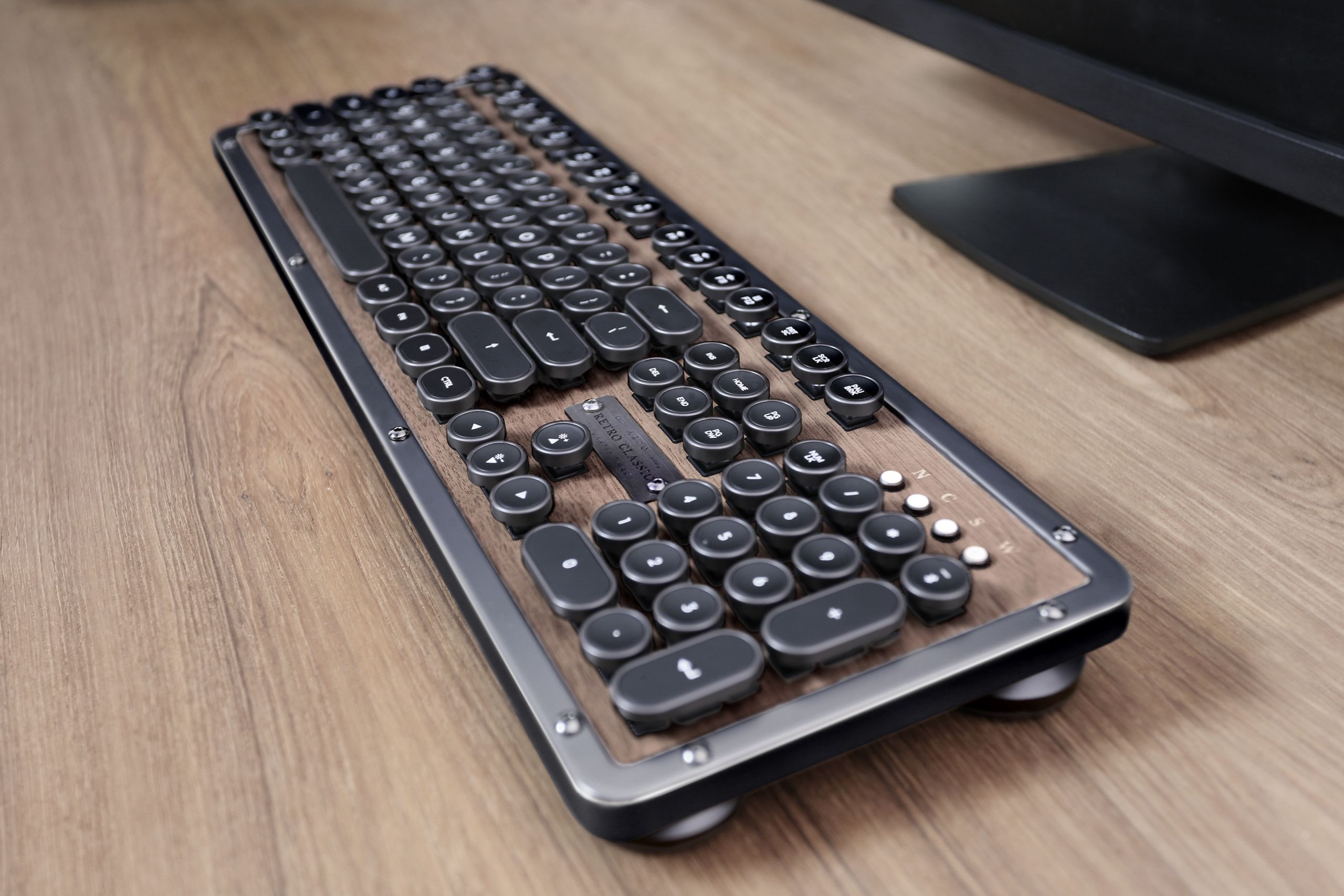 AZIO Retro Classic Elwood メカニカルキーボード Vintage appeal: the Azio Retro Classic keyboard reviewed | The Week