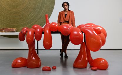 在Hepworth Wakefield的“Anthea Hamilton Reimagines Kettle’s Yard”中，这位特纳奖提名者(图为她2014年的Vulcano Table)将20世纪的艺术和装饰物品与一系列新作品混合在一起。摄影:Darren O 'Brien /GuzelianHepworth Wakefield提供