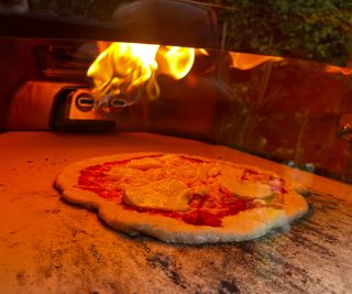 Baking a cheese pizza in the Ooni Karu 2 Pro