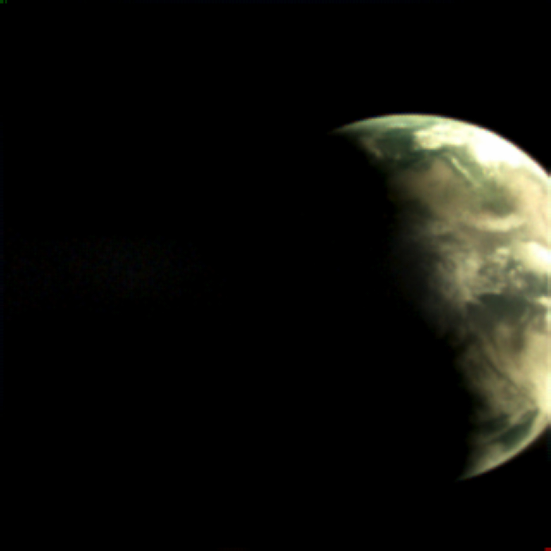 una imagen borrosa de un planeta semisombreado.