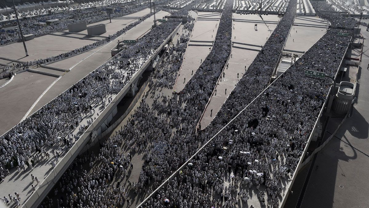 Pilgrims on their way to the &amp;#039;stoning of the devil&amp;#039; ritual in 2014