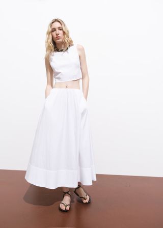 qeHpwrwKQNbryWKEZ2ofpG-320-80 أهم الاتجاهات من عرض Jacquemus Spring/Summer 2026
