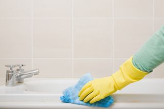 cleaning a bathtub