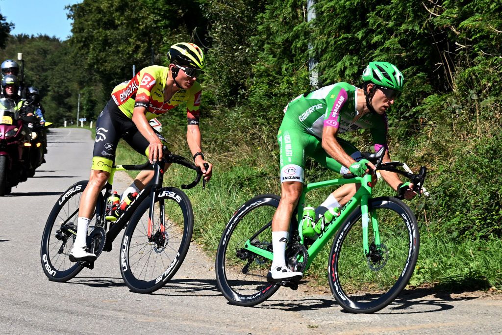 Aaron Van der Beken (Bingoal WB) and Alessandro Tonelli (Green Project-Bardiani CSF-Faizan&egrave;) in the early break