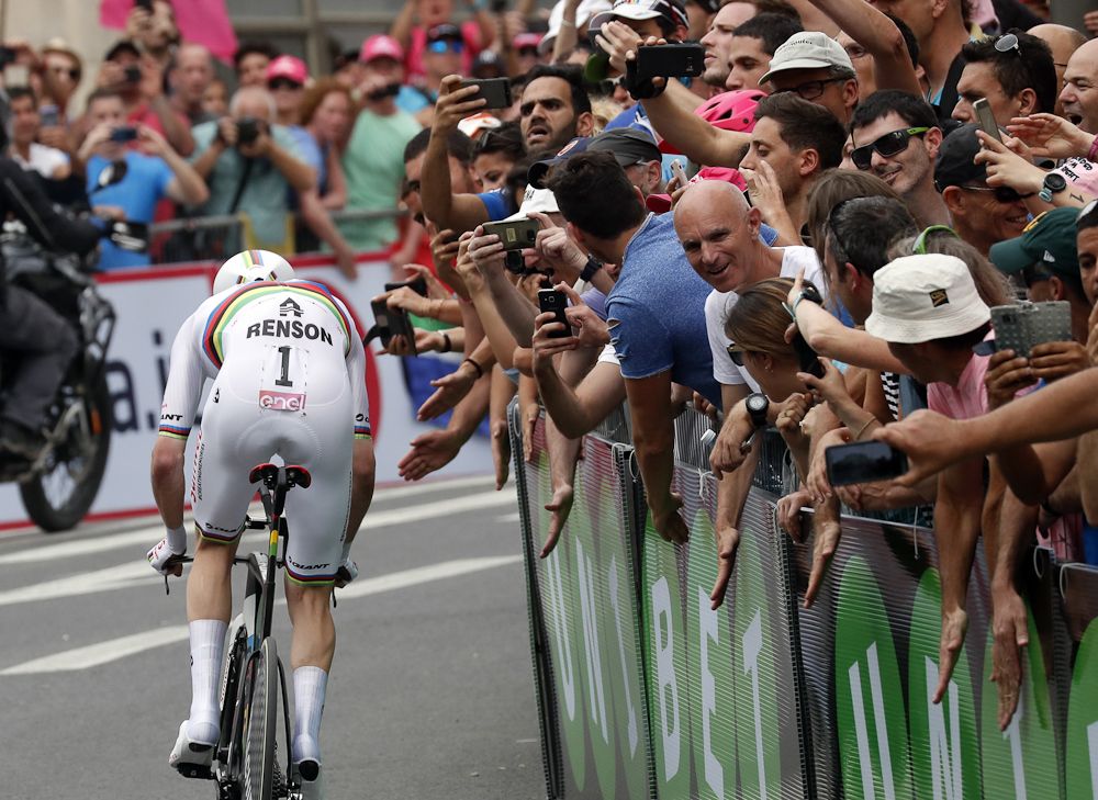 Tom Dumoulin en route to winning stage 1 at the 2018 Giro