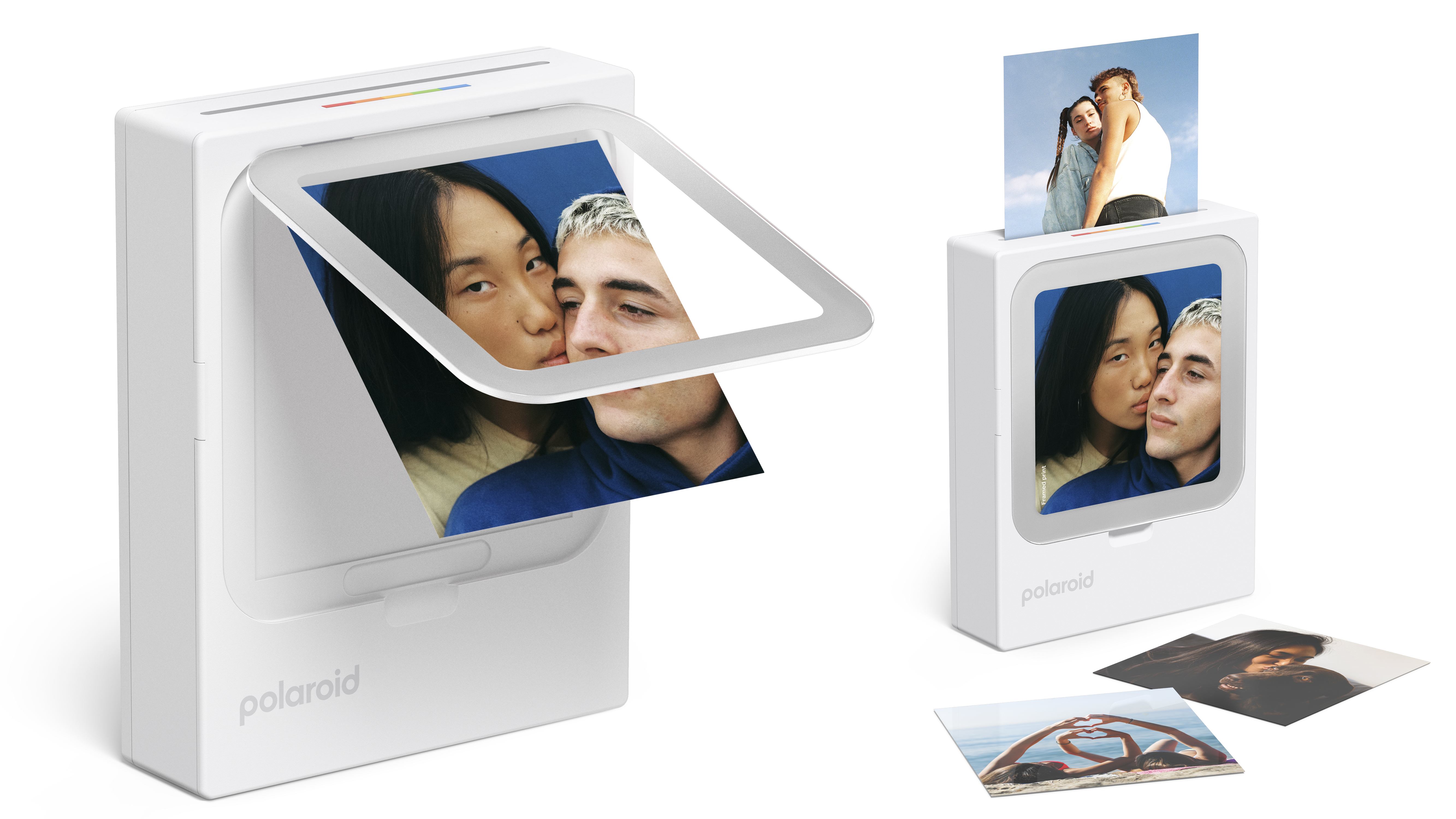 طابعة بولارويد Hi_Print 3x3 المحمولة على خلفية بيضاء، مع إدخال الطباعة في الإطار، ويقوم الجهاز بإنتاج الطباعة