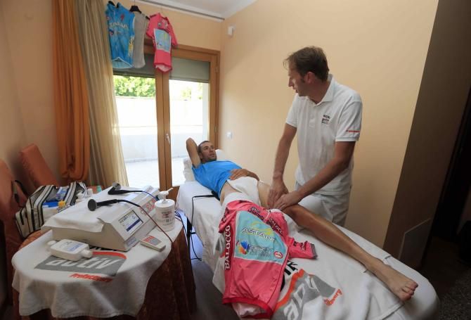 Vincenzo Nibali was never too far away from his maglia rosa
