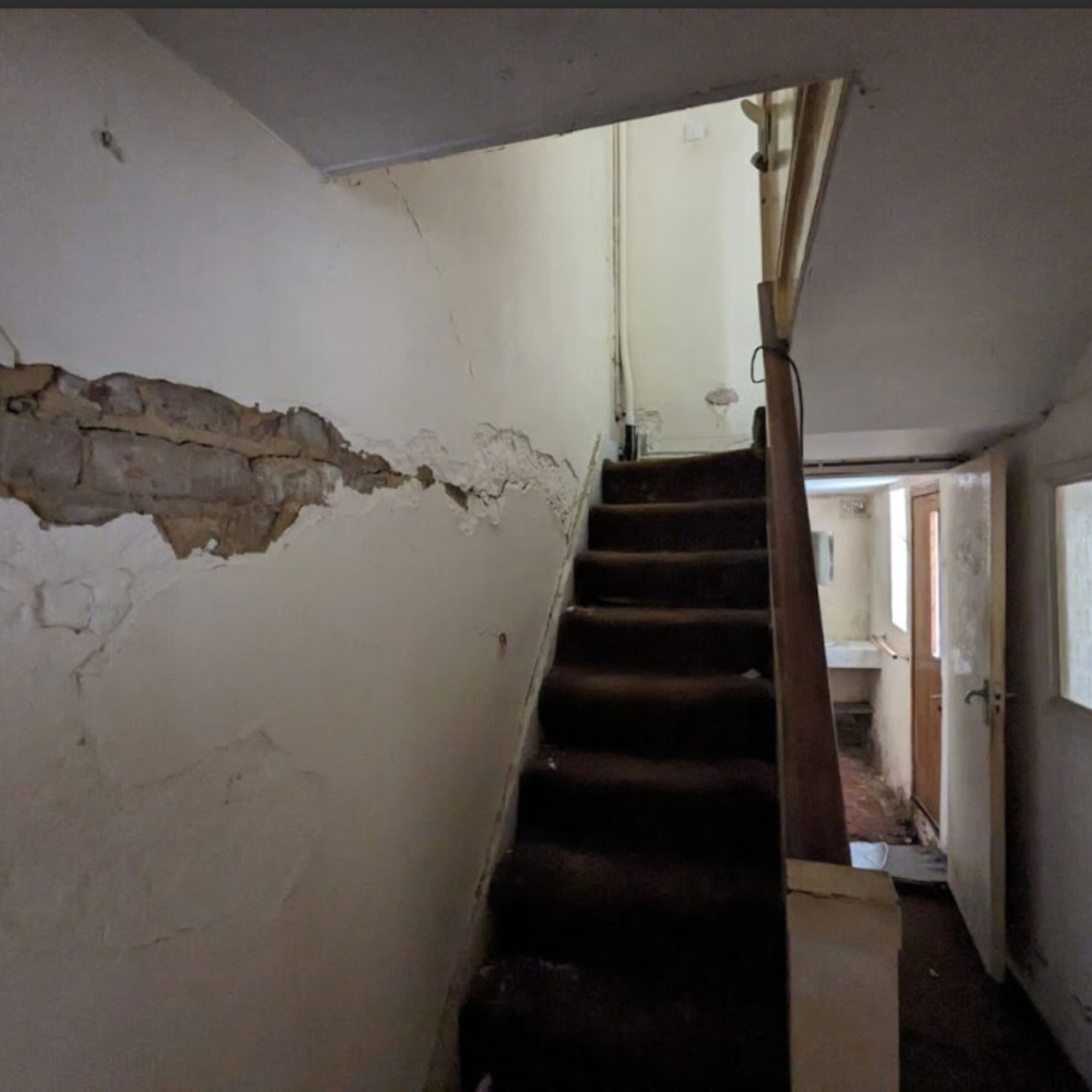 serious crack in hallway wall signalling subsidence