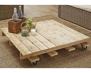 A wooden pallet table with rustic glassware decor