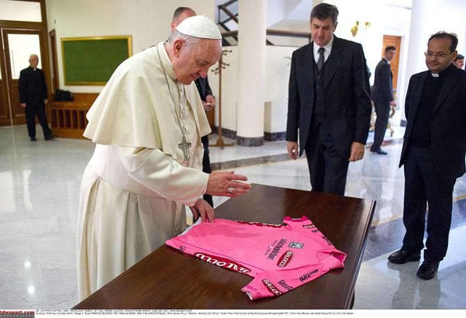 Pope Francis blesses the maglia rosa