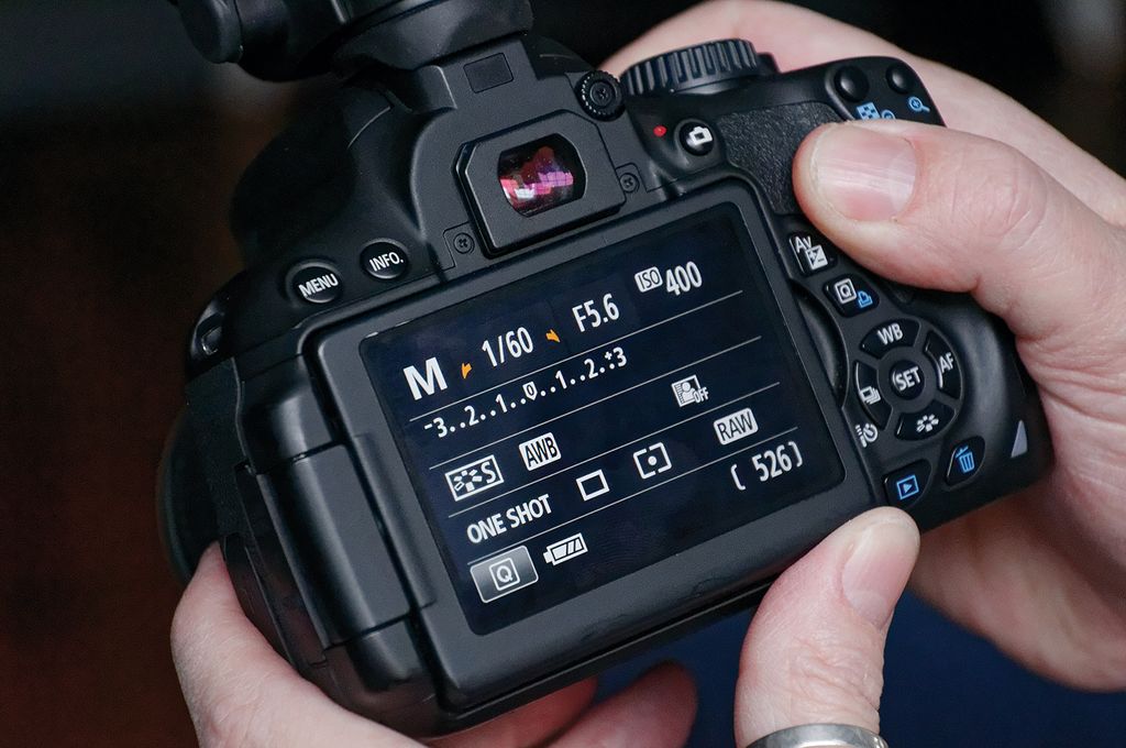 Bounce flash tips to achieve natural lighting with a flashgun