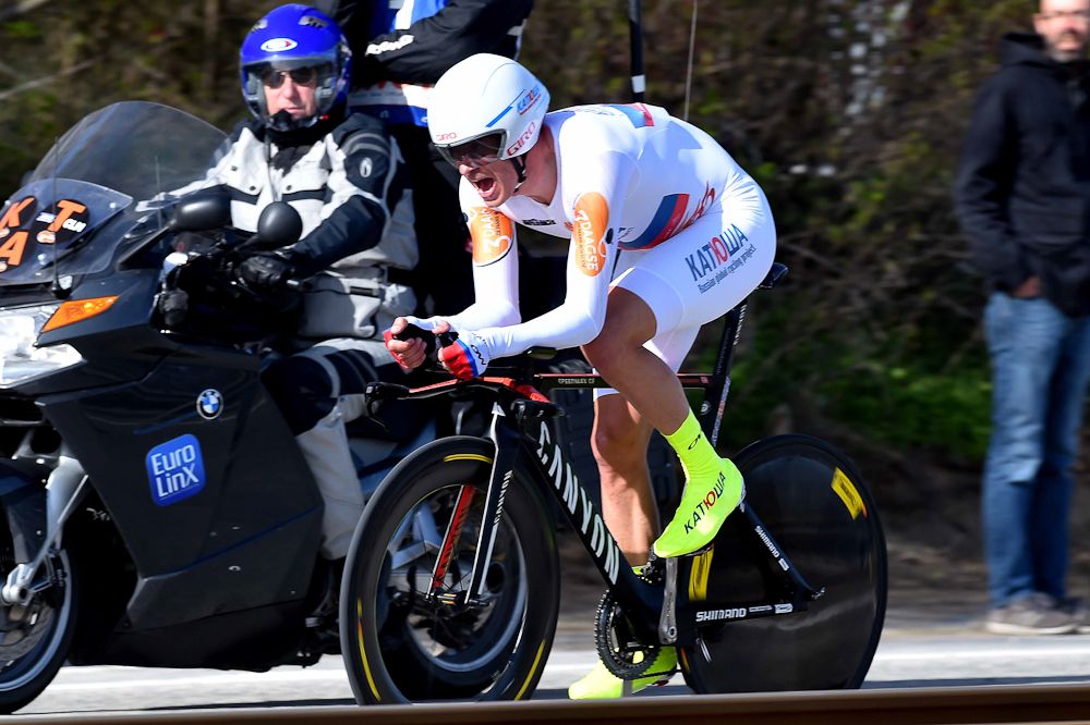 Alexander Kristoff (Katusha) in the leader's jersey.