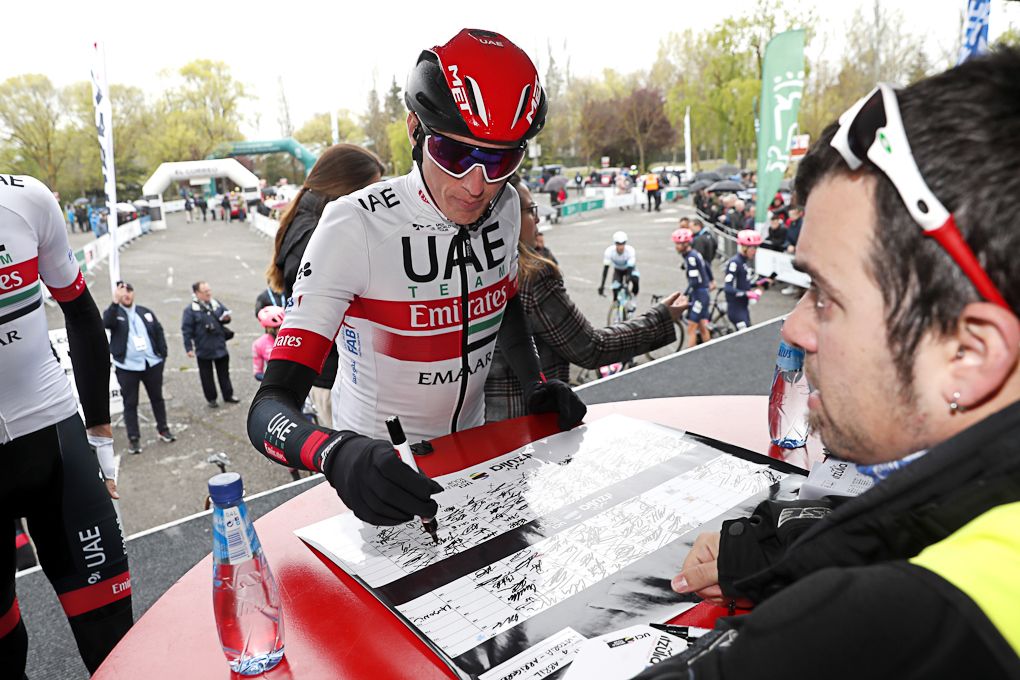 Dan martin signs in for stage 4 at Pais Vasco
