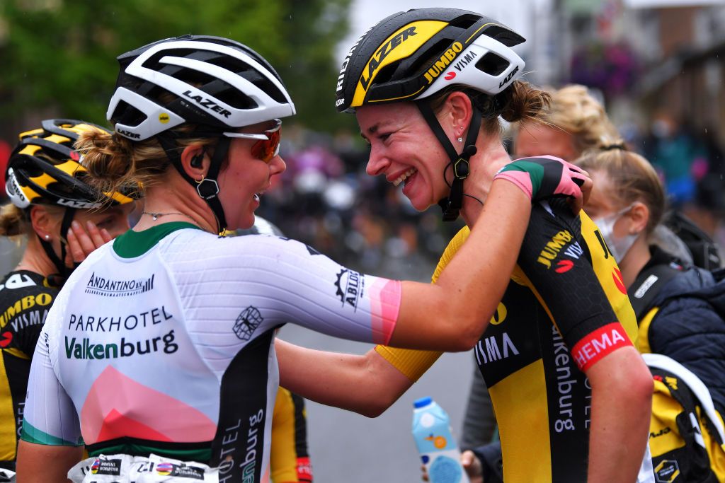 Rachel Neylan congratulates stage 2 winner Riejanne Markus (Jumbo-Visma)