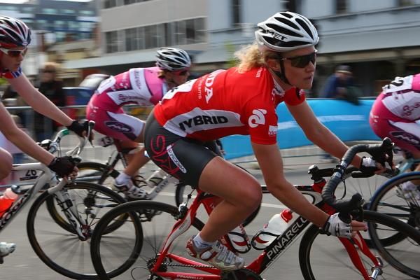 Vicky Whitelaw (HP Pinarello) corners in the final stage of the Honda Hybrid Women's Tour.