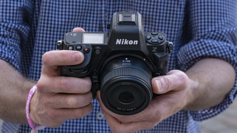 L'appareil photo Nikon Z8 dans une main