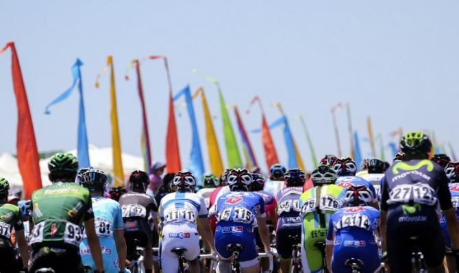 The peloton makes it way to Willunga