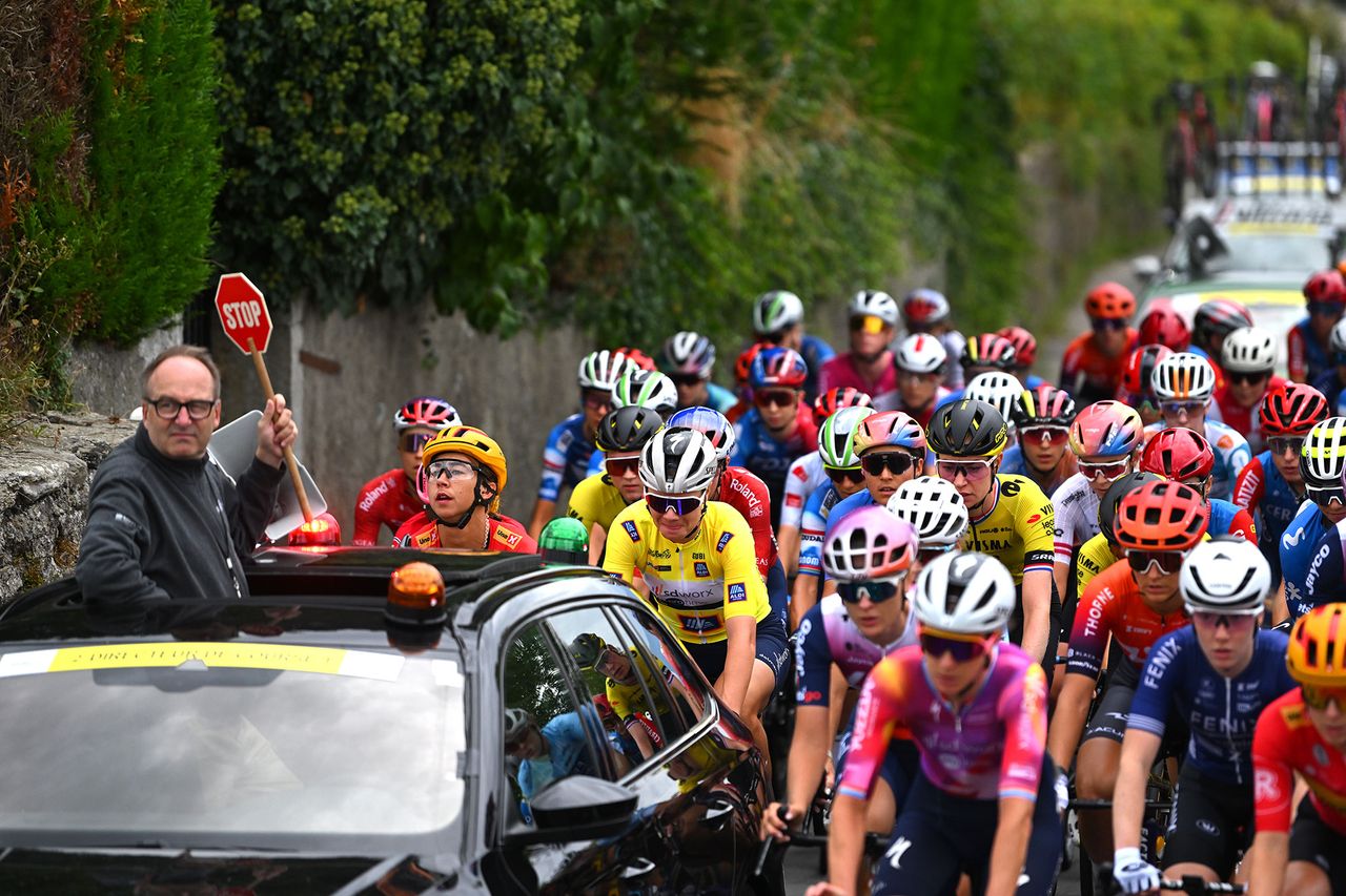 The peloton on stage 3 of the Tour de Romandie Feminin