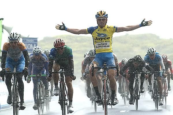 Chris Sutton (Garmin/Slipstream) takes out his third stage in a row in Barwon Heads in heavy rain.