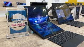 TechRadar best of IFA 2022 Auszeichnung mit Asus Zenbook 17 Fold OLED Laptop und Tastatur.