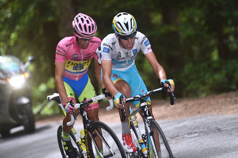 Alberto Contador and Fabio Aru ride together briefly