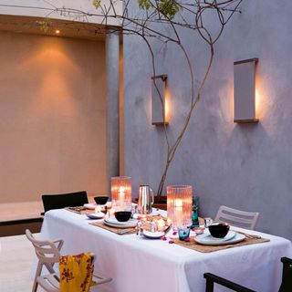 garden courtyard area with tabletop lamps and wall lights