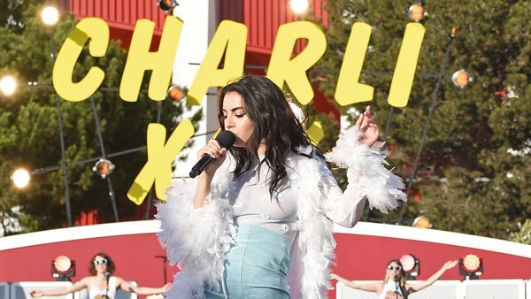 Microphone, Event, Entertainment, Music, Performing arts, Music artist, Pop music, Audio equipment, Stage equipment, Electronic device,