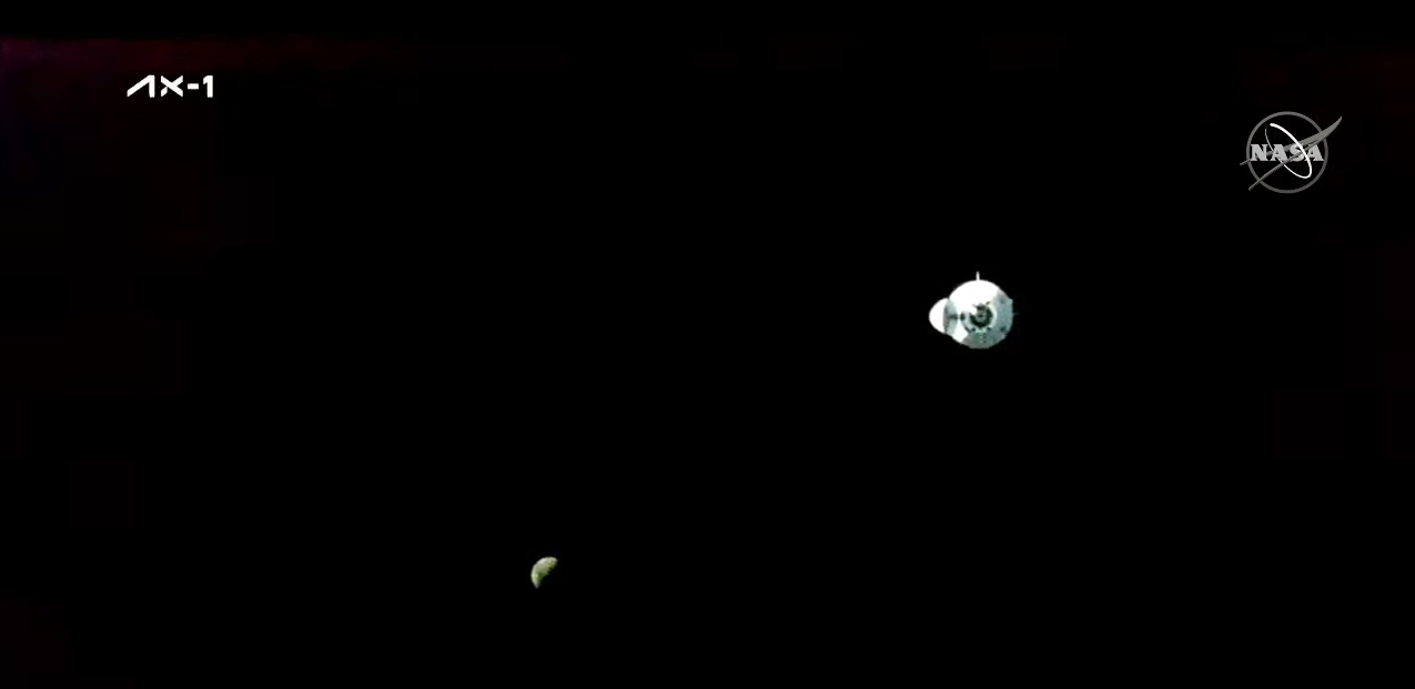 شوهدت المركبة الفضائية Crew Dragon التابعة لسبيس إكس مع طاقم Ax-1 والقمر في الخلفية أثناء عمليات اقتراب الالتحام في 9 أبريل 2022.