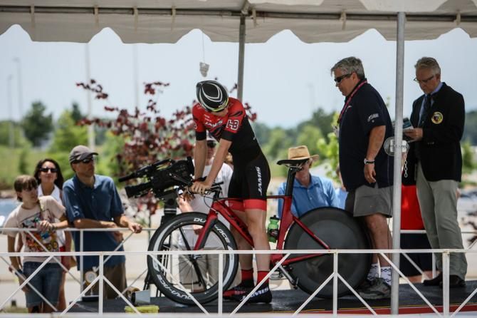 Ian Crane (Jamis) looks to make sure he&rsquo;s ready to go