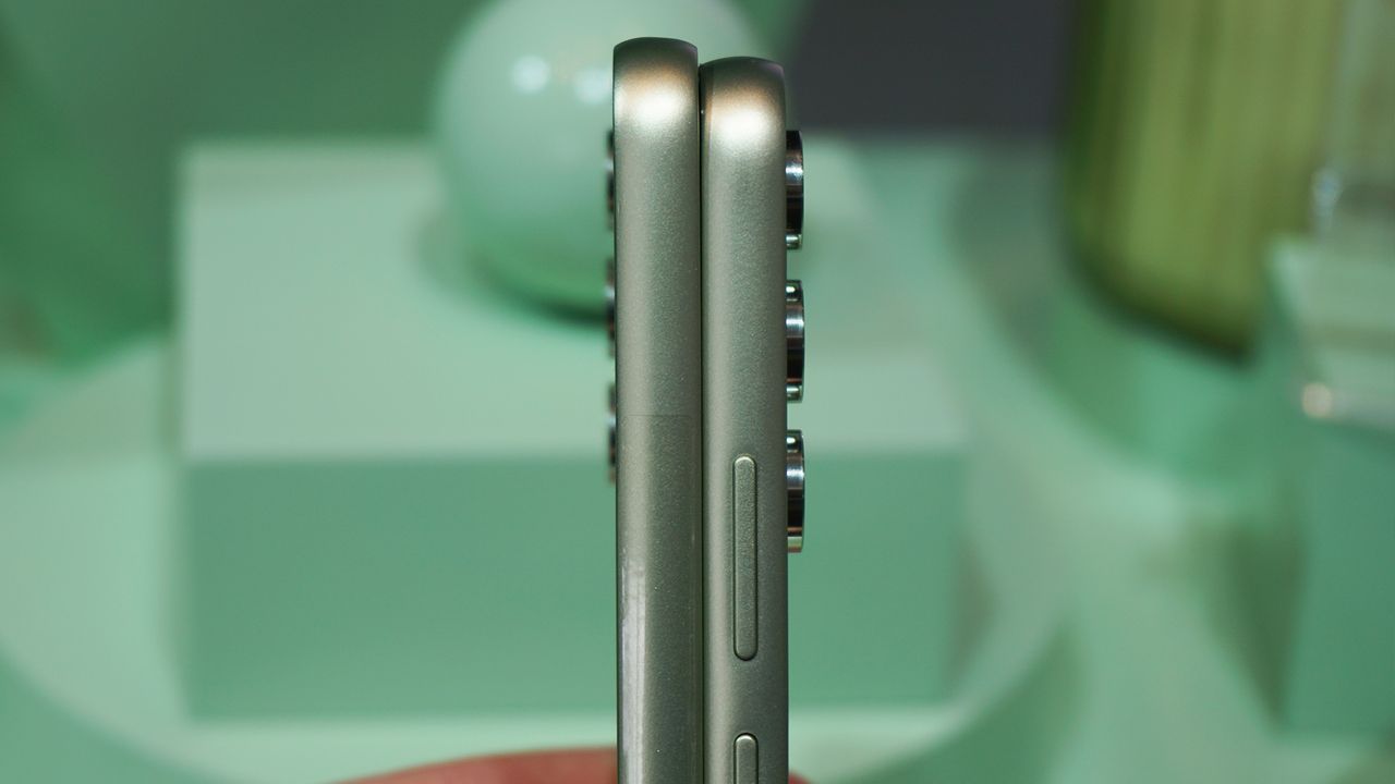 Samsung Galaxy A54 hands-on A34 green side closeup