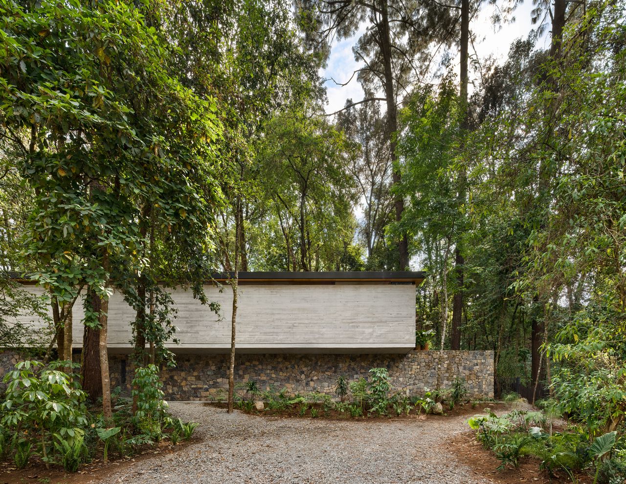 Casa El Pinar&#039;s mysterious blind concrete frontage 