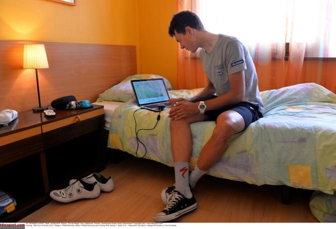 Niki Terpstra checks his Starve activity