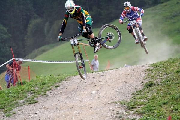 Greg Minaar (Santa Cruz-Syndicate) throws it sideways during practice with Steve Peat close behind
