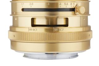 The brass and black brass versions of the lens come with an aperture control knob.