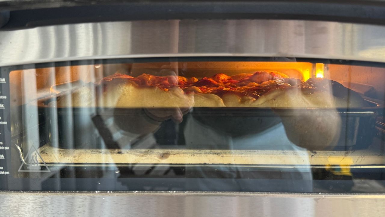 Приготовление пиццы в стиле deep dish во внутренней пицца-печи Cuisinart