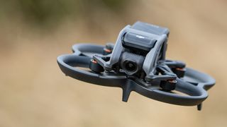 DJI Avata under en flygtur mot en suddig bakgrund.