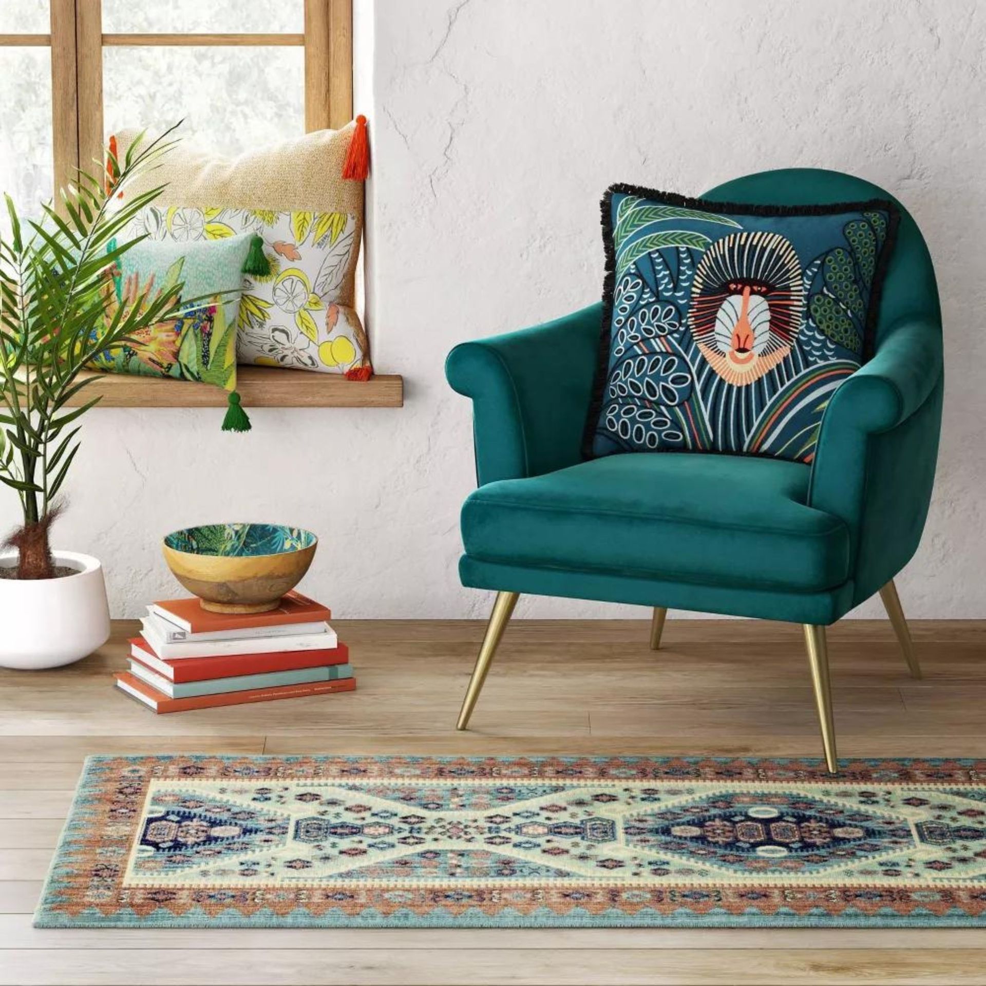 Permadani hijau yang terinspirasi dari Persia terletak di lantai kayu di samping kursi hijau