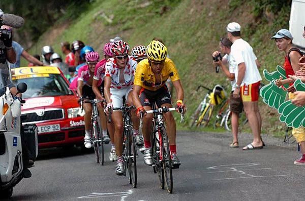 Oscar Pereiro (Caisse d'Epargne) on the front of his group on the Joux-Plane