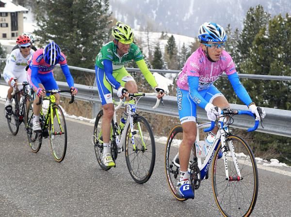 Domenico Pozzovivo leads an elite five-man lead group near the finish on the Passo Pordoi.