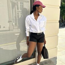 @nlmarilyn wears a pair of brown summer trainers