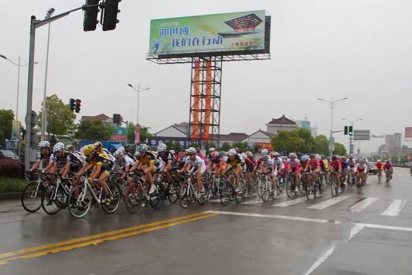 The bunch rolls out of the start in Chongming Island
