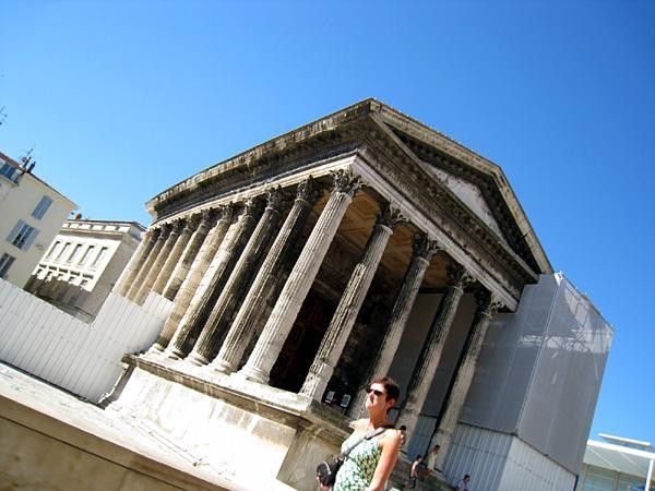 N&icirc;mes maison carr&eacute;