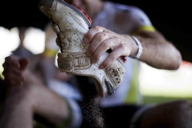 Florian Vogel of Scott-Swisspower empties sand from his shoes